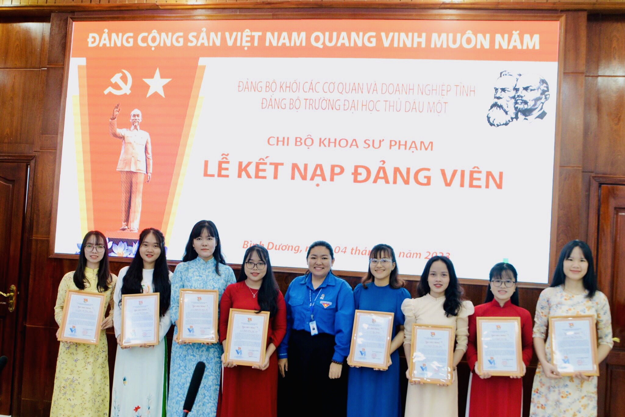 09 đoàn viên ưu tú của Đoàn trường Đại học Thủ Dầu Một được vinh dự đứng vào hàng ngũ của Đảng Cộng sản Việt Nam