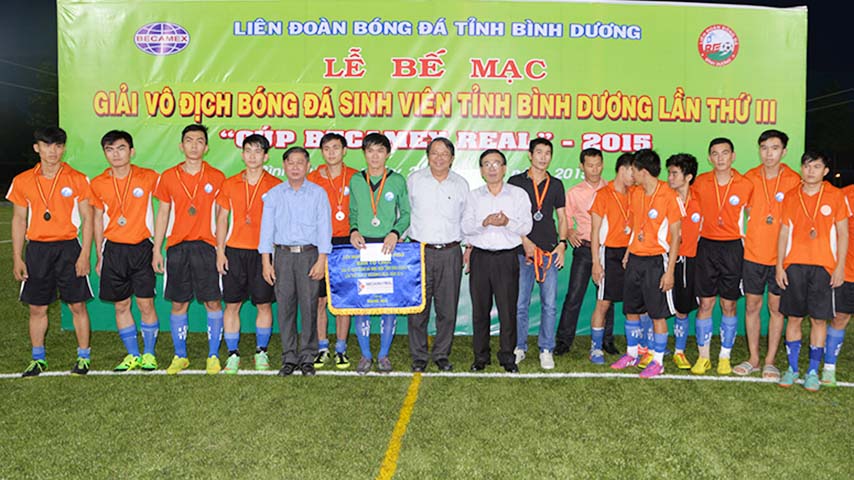 ĐH Thủ Dầu Một giành huy chương Bạc Giải bóng đá sinh viên tỉnh Bình Dương lần thứ III - cúp Becamex Real - 2015