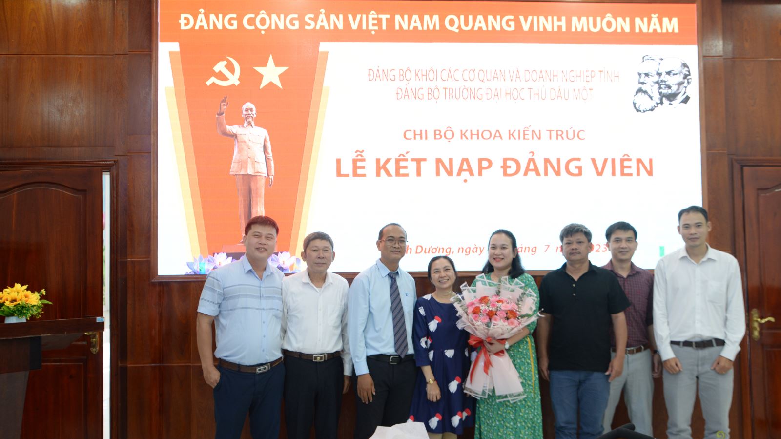 Đoàn viên ưu tú Nguyễn Thị Hằng được vinh dự đứng vào hàng ngũ của Đảng