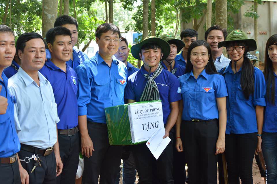 Bí thư BCH Trung ương đoàn, Chủ tịch Hội Sinh viên Việt Nam thăm và tặng quà các chiến sỹ tình nguyện tại Bình Dương