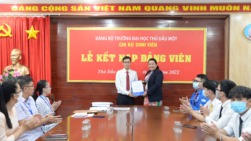 SV Hoàng Lê Tuấn Anh vinh dự đứng vào hàng ngũ Đảng