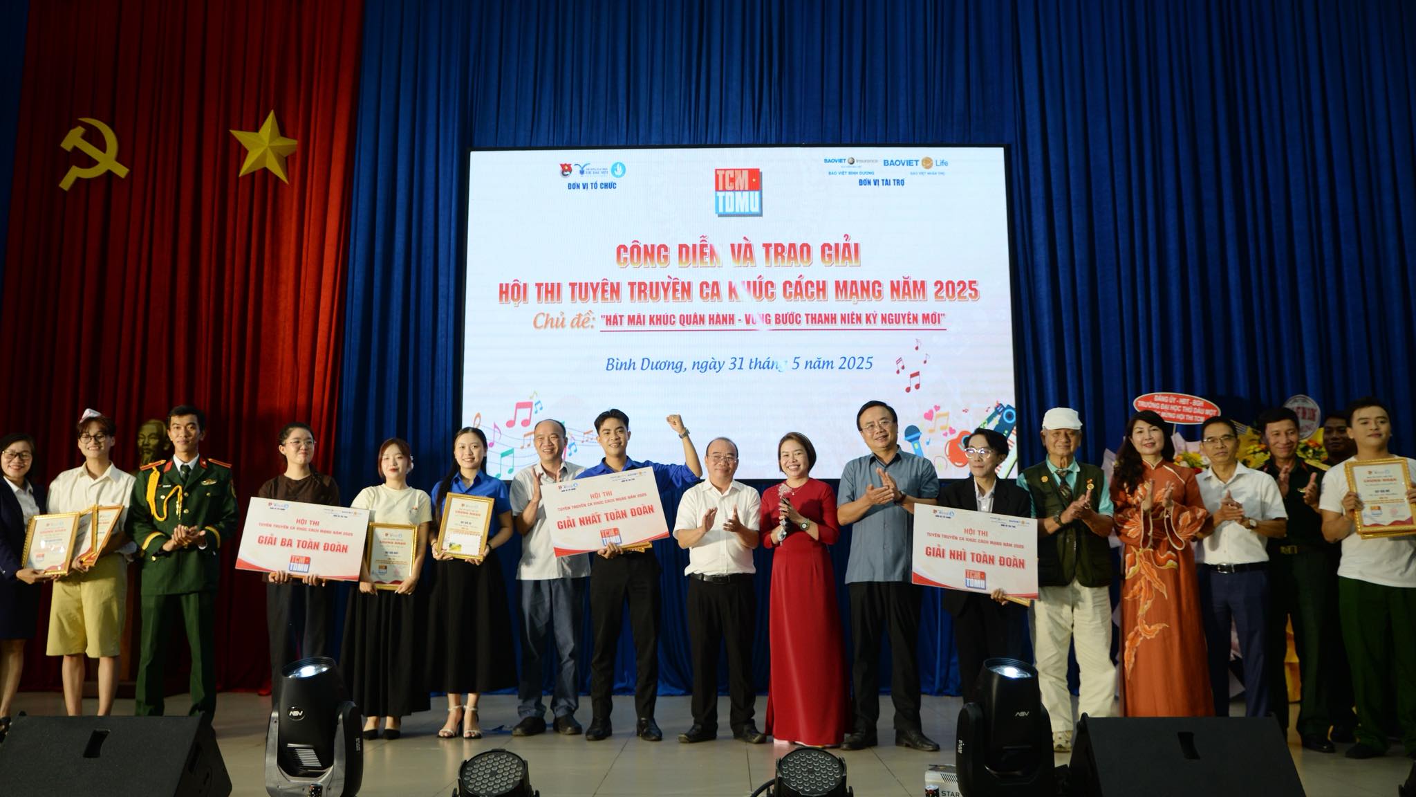 Tuổi trẻ Tdmu rực lửa với giai điệu Cách mạng – Khép lại thành công vòng chung kết Hội thi Tuyên truyền ca khúc Cách mạng năm 2025 