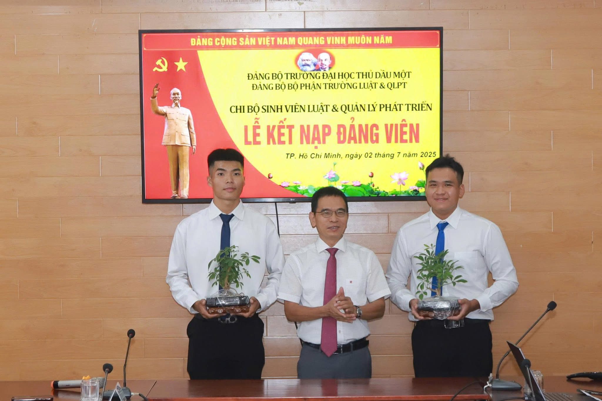 Kết nạp đảng viên mới giữa Chiến dịch Mùa hè xanh