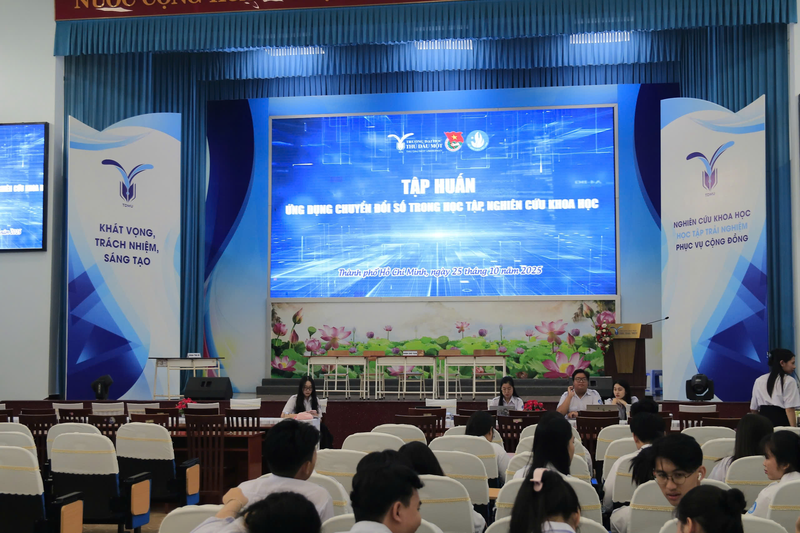 TẬP HUẤN “ỨNG DỤNG CHUYỂN ĐỔI SỐ TRONG HỌC TẬP, NGHIÊN CỨU KHOA HỌC”