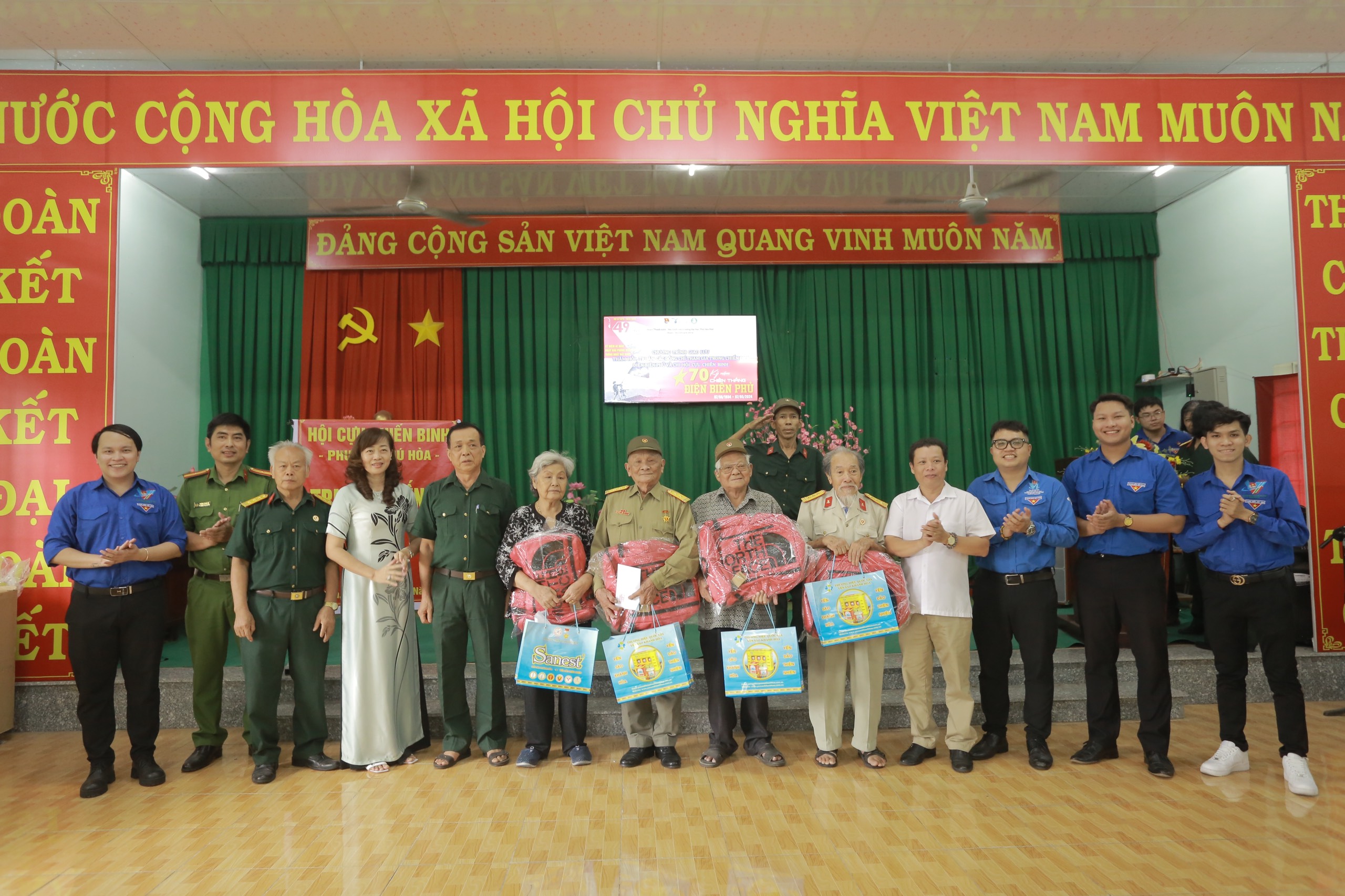 Chương trình giao lưu và thăm hỏi, tặng quà tri ân Hội cựu chiến binh phường Phú Hòa