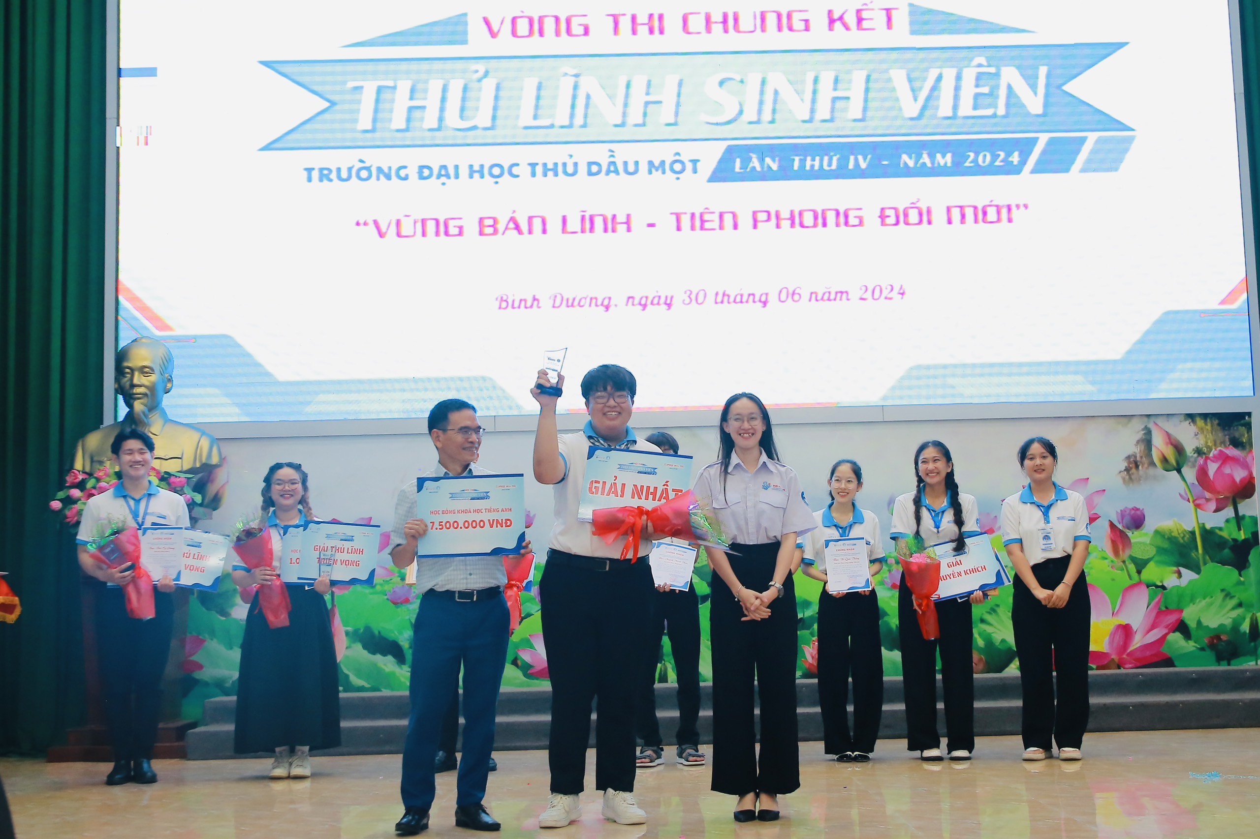 Chung kết Hội thi "Thủ lĩnh Sinh viên" năm 2024: Sinh viên khoa Công nghiệp Văn hóa xuất sắc chinh phục ngôi vị Quán quân 