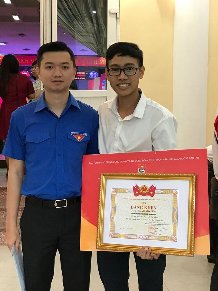 Sinh viên Lê Văn Hòa đạt giải Ba chung kết xếp hạng toàn quốc Hội thi "Ánh sáng soi đường" 2017