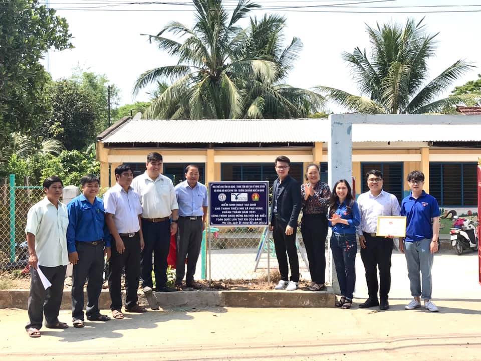 Đoàn trường Đại học Thủ Dầu Một phối hợp với TT Đào tạo kỹ năng xã hội trao tặng công trình Sân chơi thiếu nhi tại huyện Phú Tân, tỉnh An giang