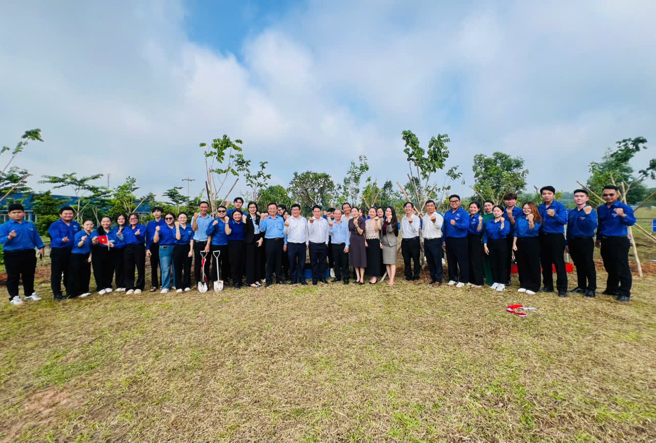 TẾT TRỒNG CÂY ĐỜI ĐỜI NHỚ ƠN BÁC – TUỔI TRẺ ĐẠI HỌC THỦ DẦU MỘT GIEO MẦM XANH VÌ TƯƠNG LAI