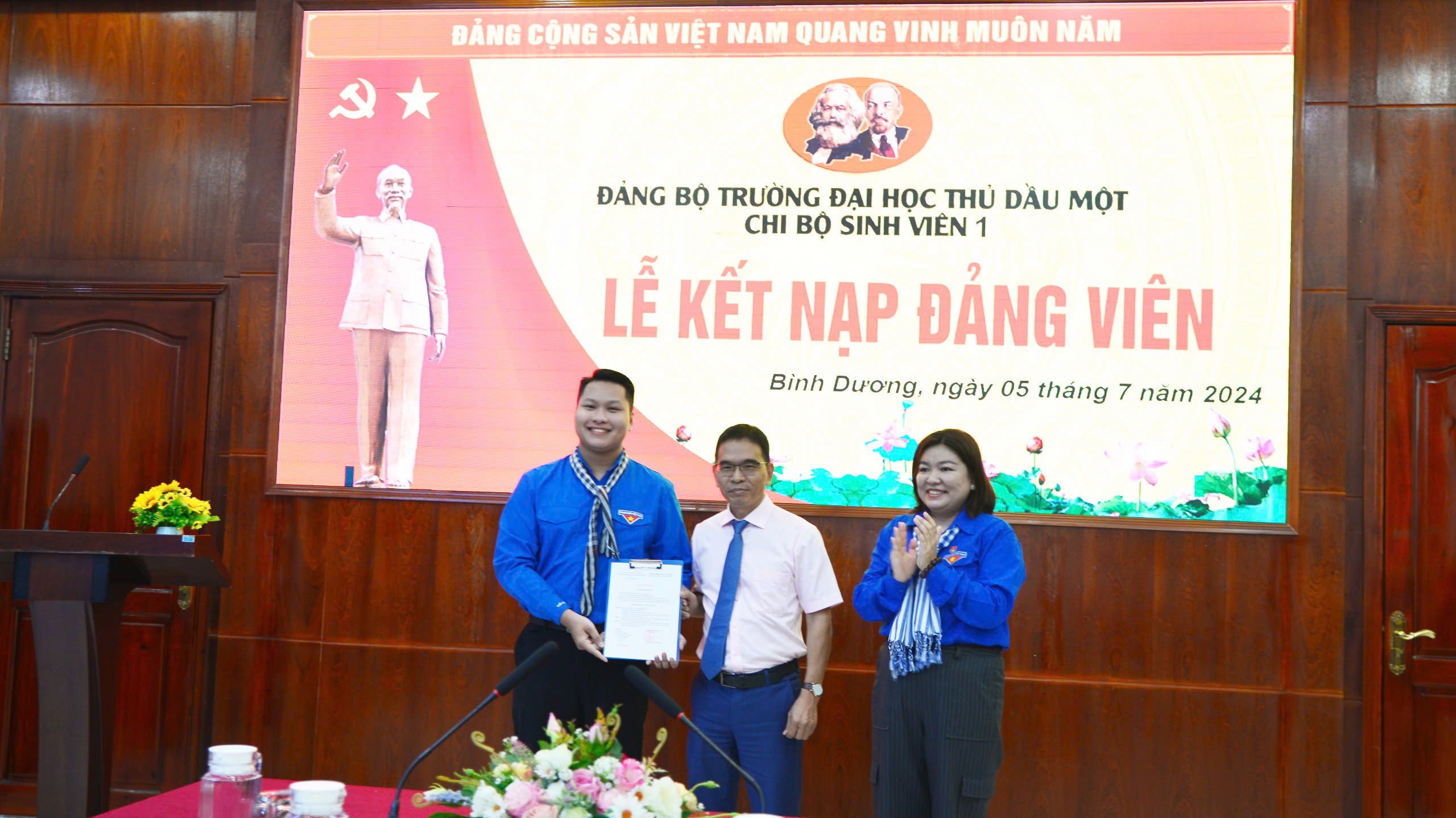 Kết nạp Đảng cho chiến sĩ Mùa hè xanh Lê Việt Hùng