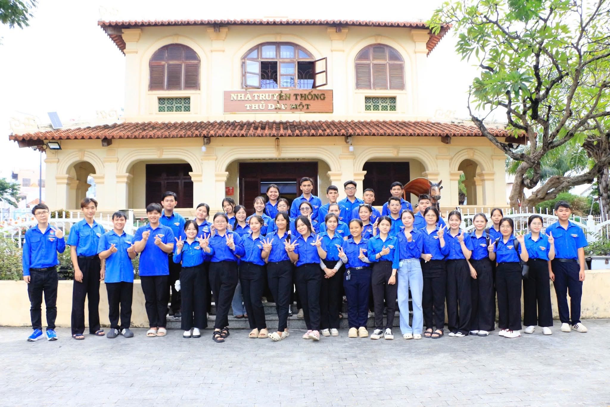 Đoàn viên, thanh niên Trường Đại học Thủ Dầu Một ra quân thực hiện công tác dân vận tại phường Thủ Dầu Một. Đoàn viên, thanh niên Trường Đại học Thủ Dầu Một ra quân thực hiện công tác dân vận tại phường Thủ Dầu Một.