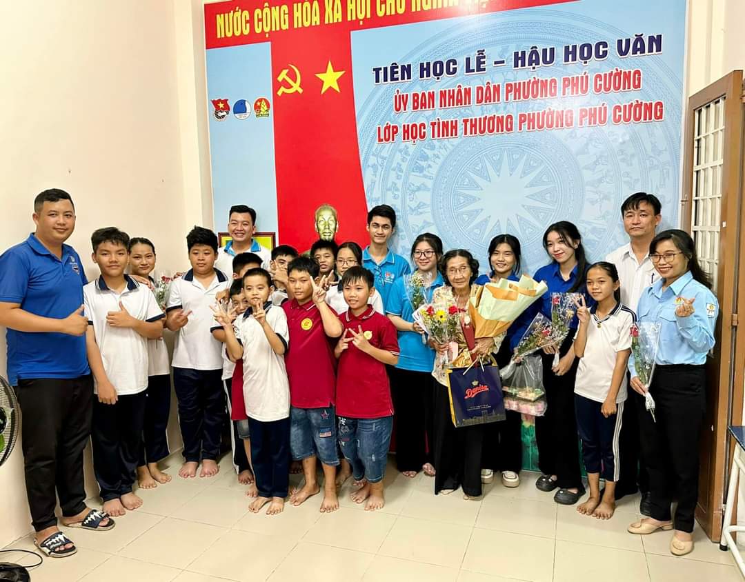 SV Khoa Sư phạm hỗ trợ dạy thiện nguyện tại Lớp học Tình thương phường Phú Cường