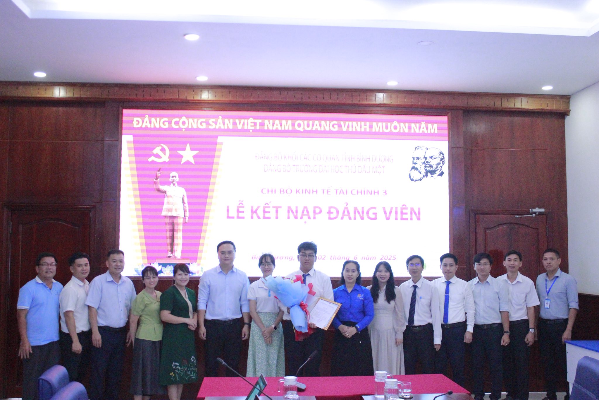 Chúc mừng sinh viên Đinh Trần Thái Dũng và Nguyễn Kim Ngân vinh dự đứng vào hàng ngũ Đảng