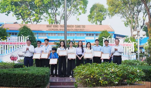 Lễ chào cờ tháng 1/2026: Tuyên dương thành tích nổi bật của cán bộ, giảng viên, sinh viên và triển khai nhiệm vụ đầu năm mới