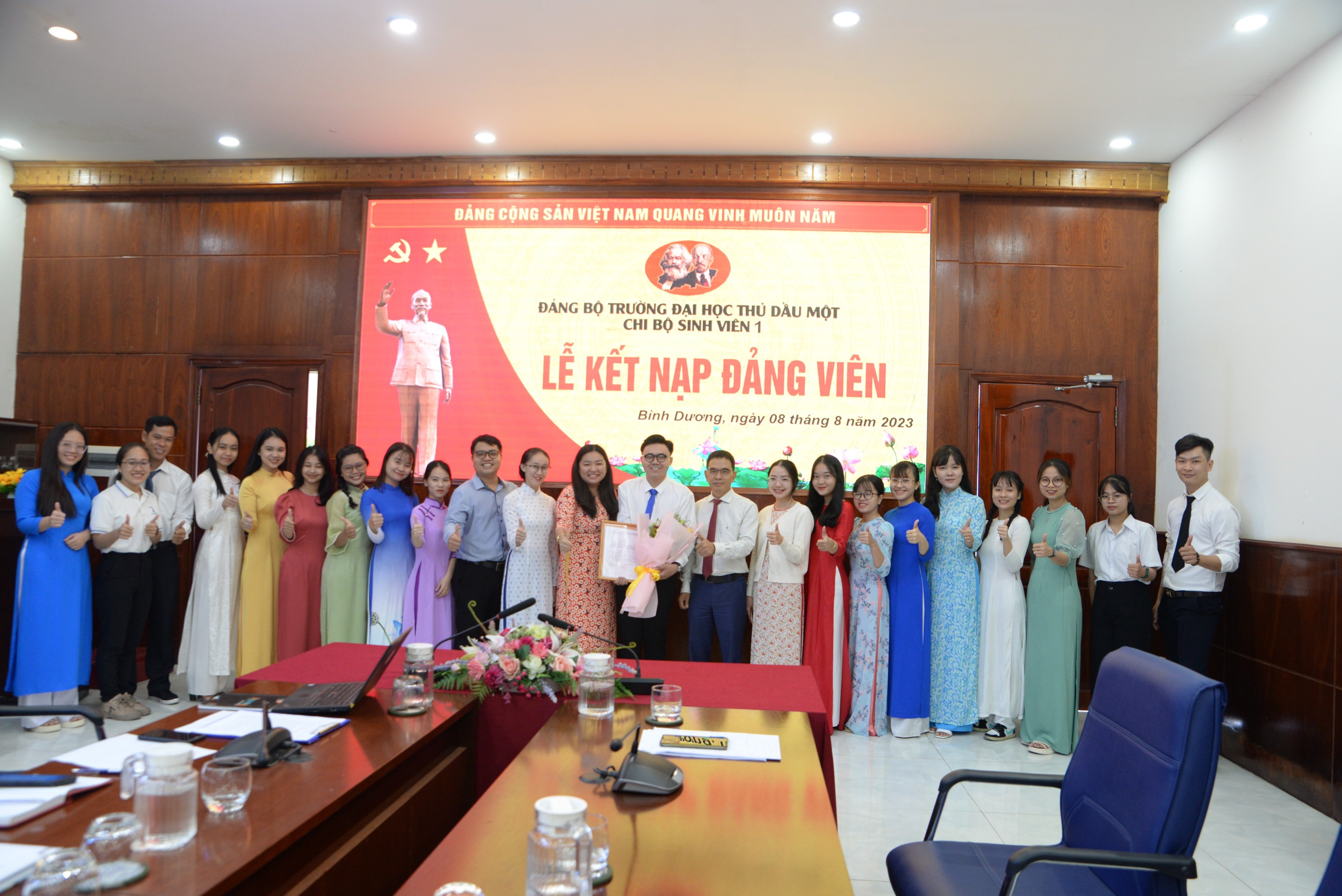 3 sinh viên ưu tú vinh dự kết nạp vào hàng ngũ của Đảng Cộng sản Việt Nam