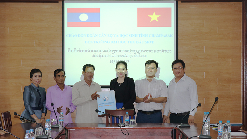 Đại học Thủ Dầu Một tiếp nhận 10 sinh viên Lào nhập học