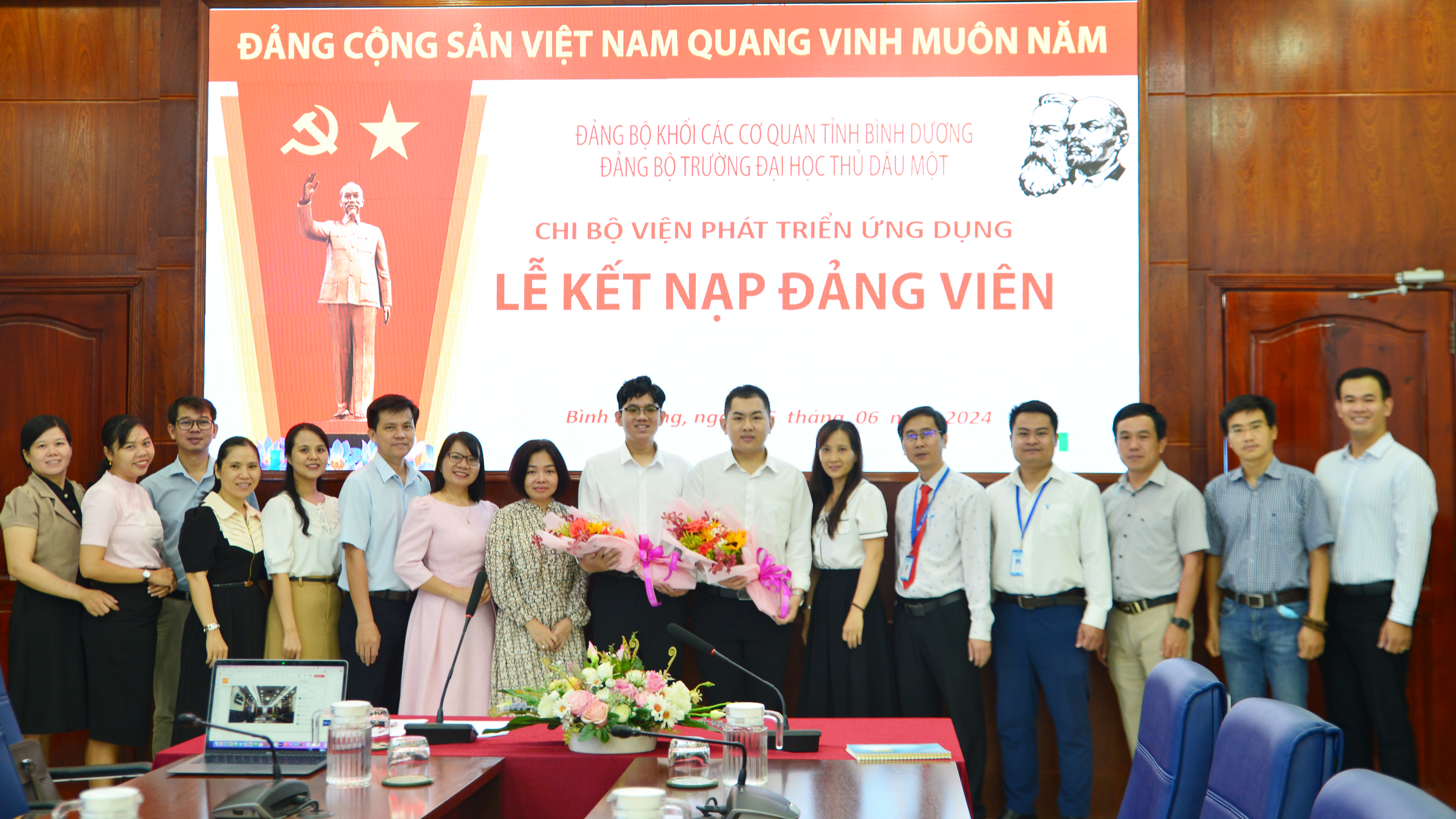 Kết nạp Đảng cho sinh viên Lê Thành Huy Bảo và Lê Minh Tân