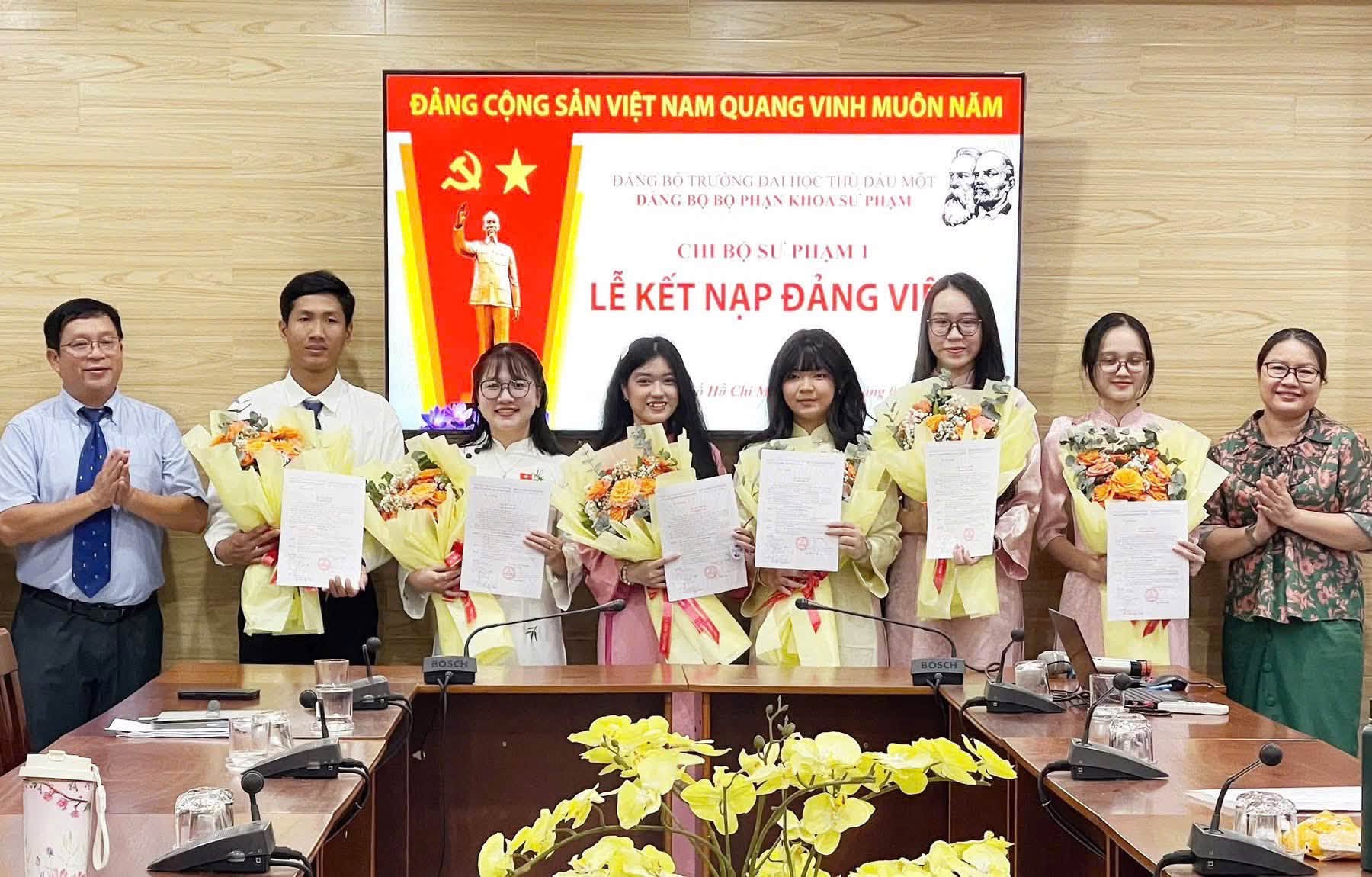 06 Chiến sĩ Mùa hè Xanh Khoa Sư phạm, Trường Đại học Thủ Dầu Một vinh dự đứng vào hàng ngũ của Đảng