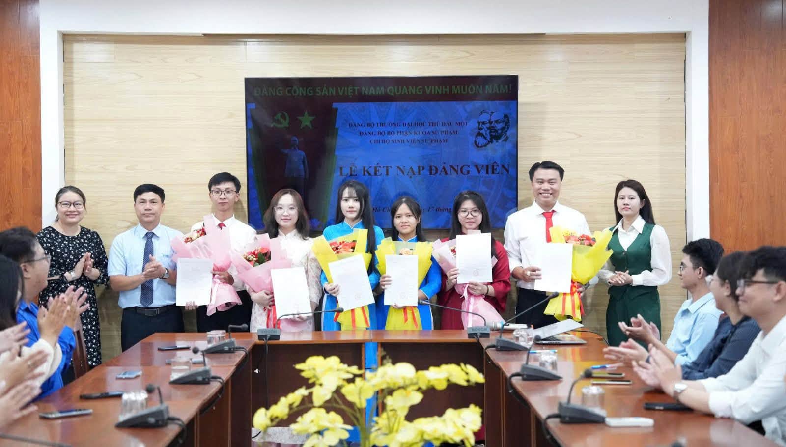 TỪ MÀU ÁO XANH TÌNH NGUYỆN ĐẾN HÀNG NGŨ CỦA ĐẢNG: 06 CHIẾN SĨ MÙA HÈ XANH KHOA SƯ PHẠM VINH DỰ ĐƯỢC KẾT NẠP ĐẢNG