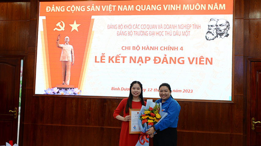 Cán bộ trẻ Khấu Hoàng Kim Thư vinh dự đứng vào hàng ngũ Đảng