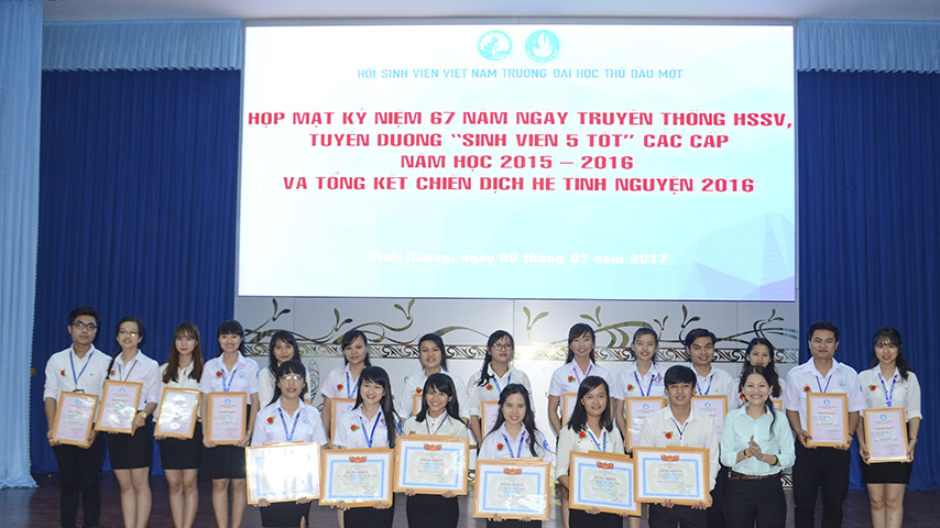 Họp mặt kỷ niệm 67 năm này truyền thống Học sinh – Sinh viên Việt Nam và Tuyên dương “Sinh viên 5 tốt”
