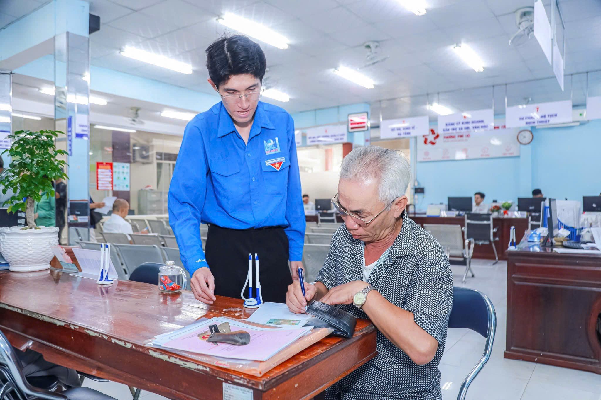 Đoàn viên thanh niên Trường Đại học Thủ Dầu Một hỗ trợ cao điểm cấp đổi Thẻ đảng viên tại phường Phú Lợi