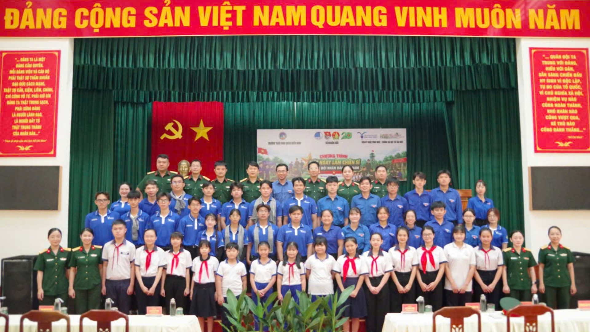 TUỔI TRẺ TRƯỜNG ĐẠI HỌC THỦ DẦU MỘT TRẢI NGHIỆM CHƯƠNG TRÌNH "MỘT NGÀY LÀM CHIẾN SĨ QUÂN ĐỘI NHÂN DÂN VIỆT NAM"