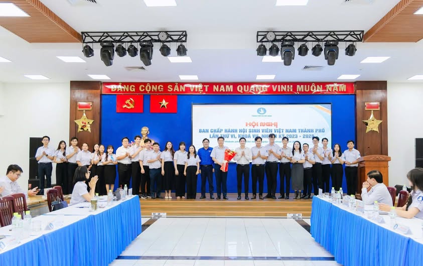 Hội Sinh viên Trường Đại học Thủ Dầu Một chúc mừng đồng chí Võ Quốc Thắng được hiệp thương giữ chức vụ Ủy viên Ban Chấp hành Hội Sinh viên Việt Nam TP. Hồ Chí Minh khóa VII