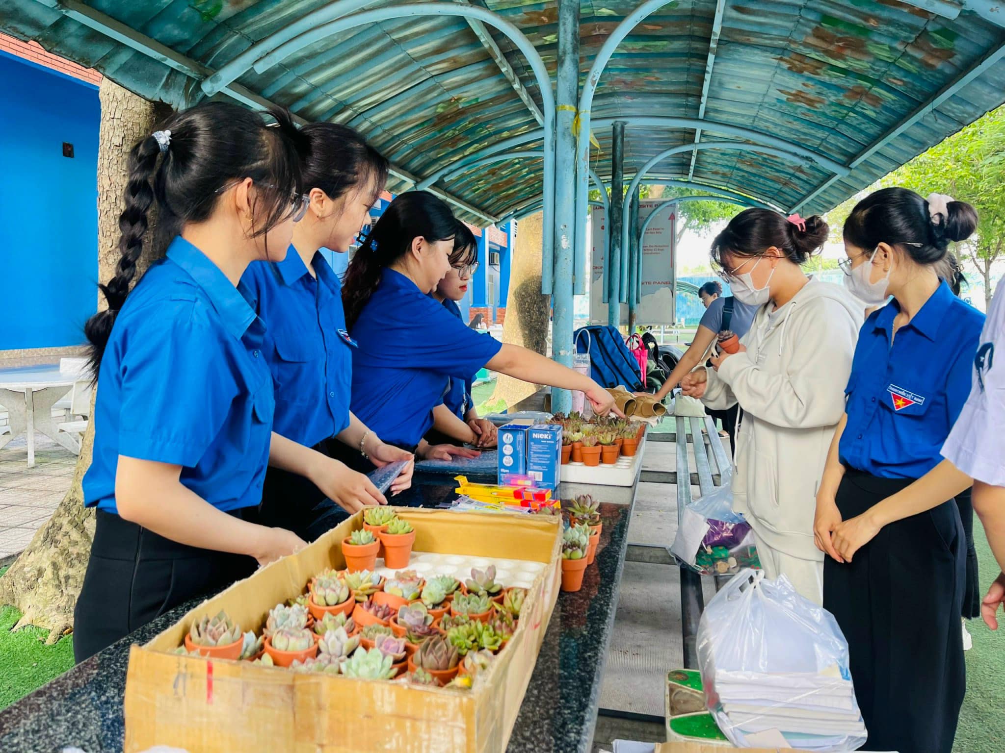 HỘI SINH VIÊN TRƯỜNG ĐẠI HỌC THỦ DẦU MỘT TRIỂN KHAI MÔ HÌNH “TRAO RÁC THẢI TÁI CHẾ – ĐỔI NGAY QUÀ TẶNG” LAN TỎA NẾP SỐNG XANH TRONG SINH VIÊN