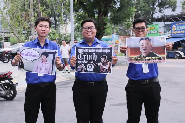 ĐỘI HÌNH TIẾP SỨC MÙA THI TDMU - HỖ TRỢ THÍ SINH VÀ PHỤ HUYNH TRONG NGÀY THI ĐẦU TIÊN