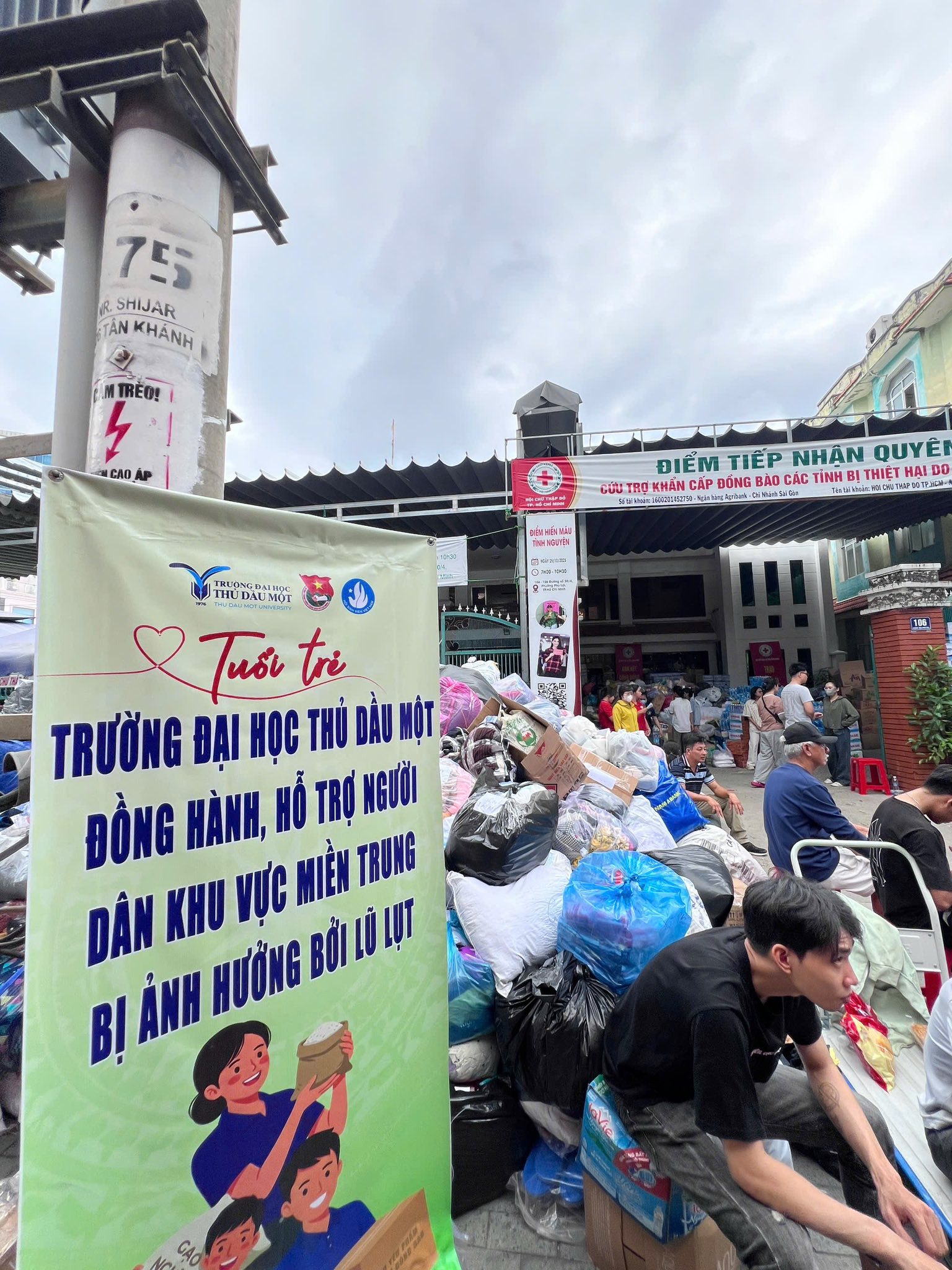 TUỔI TRẺ TRƯỜNG ĐẠI HỌC THỦ DẦU MỘT CHUNG TAY HỖ TRỢ VẬN CHUYỂN HÀNG HÓA GỬI ĐẾN ĐỒNG BÀO VÙNG LŨ