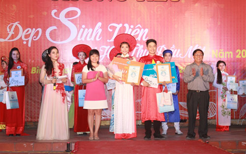 Chung kết Cuộc thi “Nét đẹp sinh viên” Đại học Thủ Dầu Một năm 2014: Vương Thanh Tuyền và Nguyễn Chí Thanh đăng quang