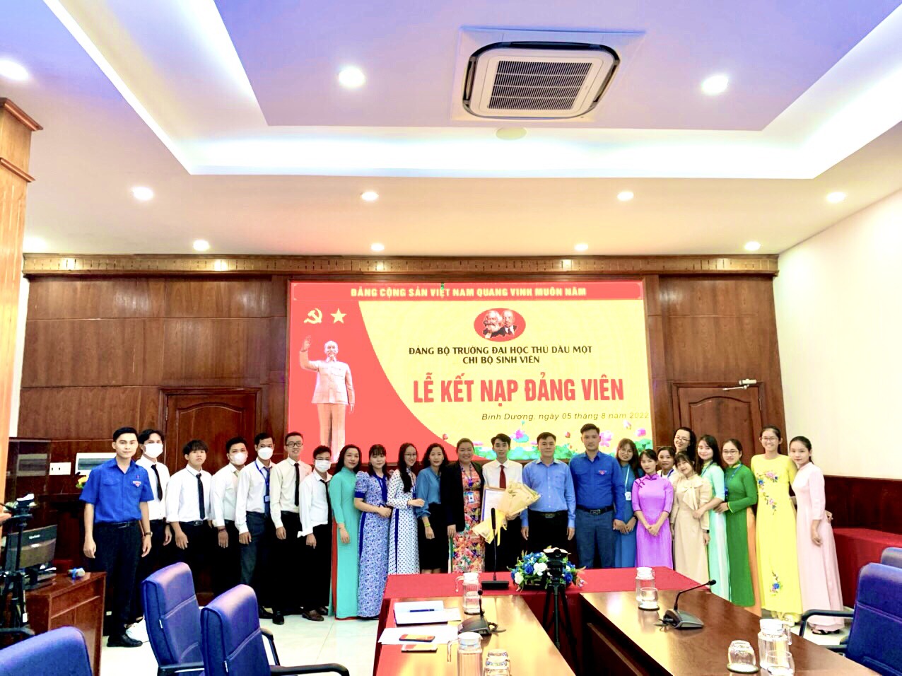 Đoàn viên ưu tú vinh dự được đứng vào hàng ngũ của Đảng Cộng Sản Việt Nam