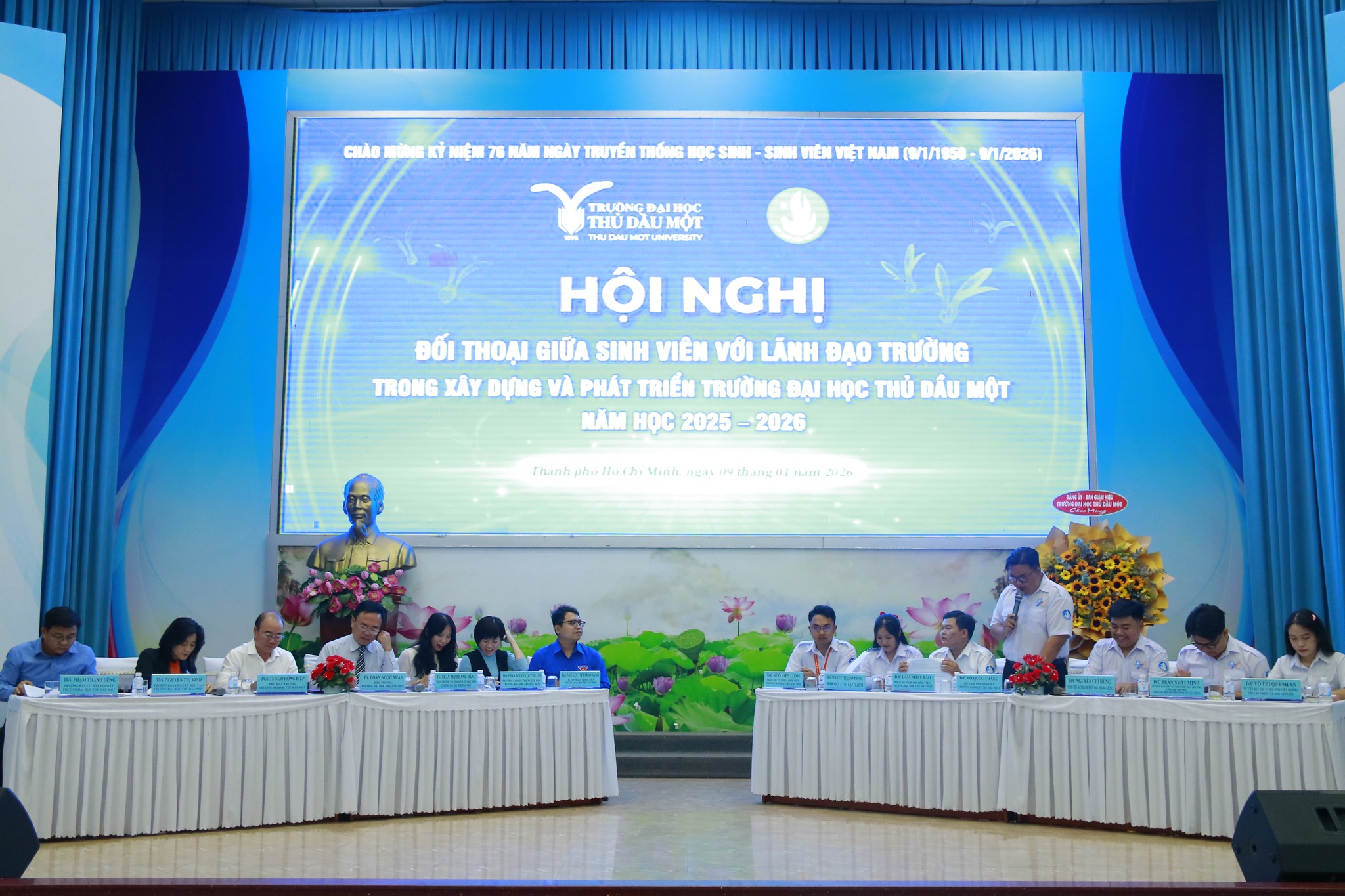 Hội nghị đối thoại giữa sinh viên với lãnh đạo Trường trong xây dựng và phát triển Trường Đại học Thủ Dầu Một.