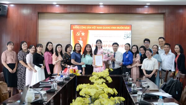 Kết nạp đảng viên mới – Lan tỏa tinh thần tiên phong của sinh viên Sư phạm