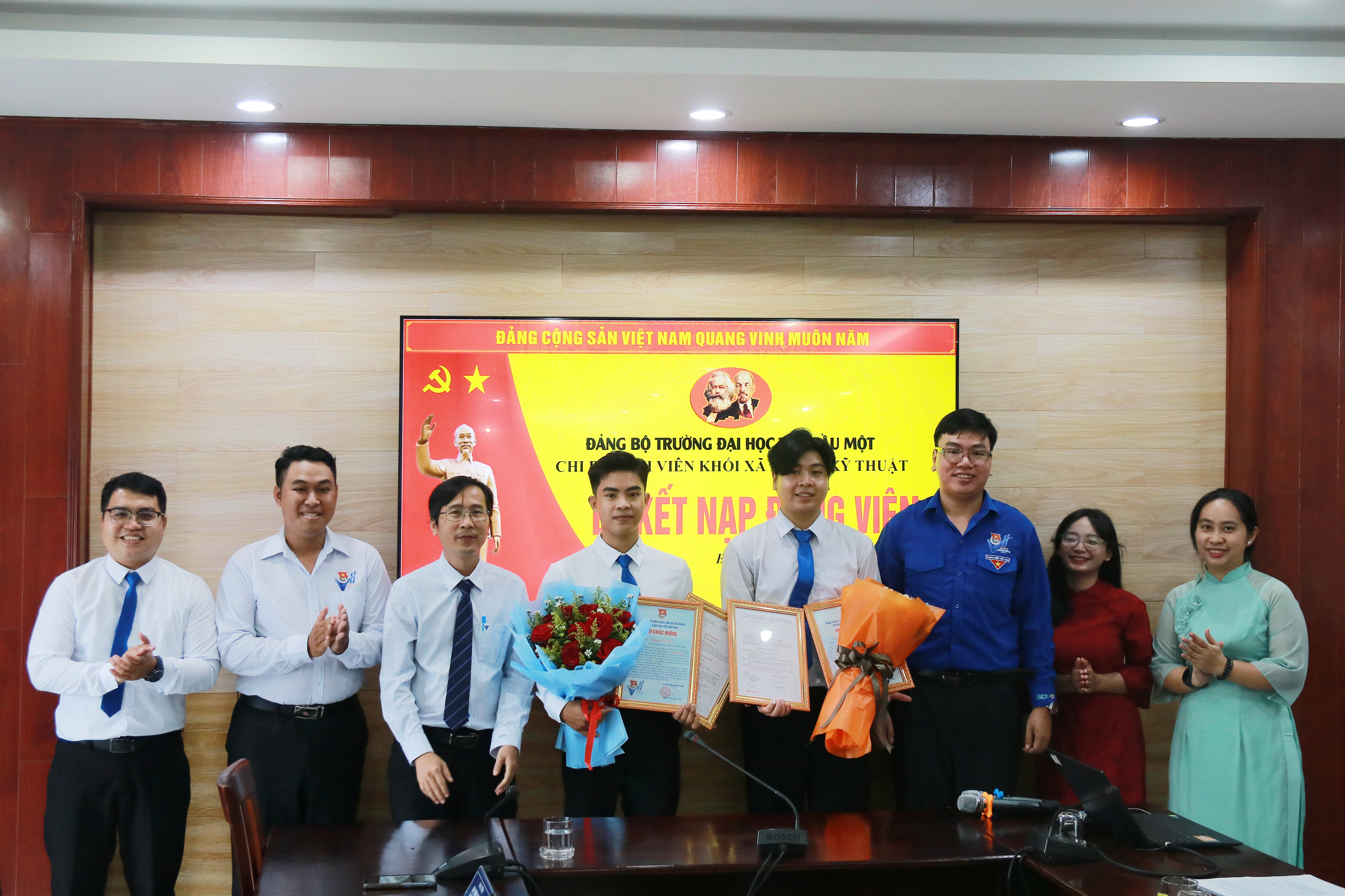 Kết nạp Đảng cho hai sinh viên tiêu biểu: Lan tỏa tinh thần cống hiến từ Chiến dịch Mùa hè xanh