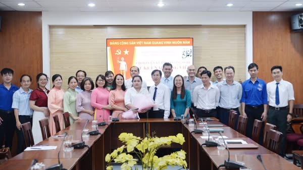 Chúc mừng sinh viên Phạm Nguyễn Thanh Nhi vinh dự được kết nạp vào Đảng Cộng sản Việt Nam