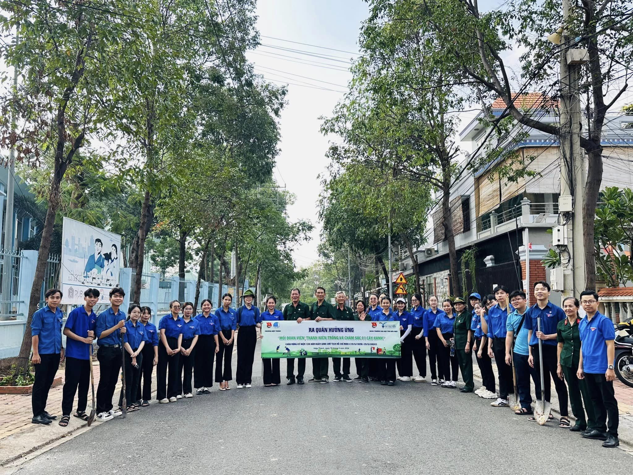 Sinh viên TDMU hăng hái tham gia "Ngày chủ nhật xanh" lần III năm 2024