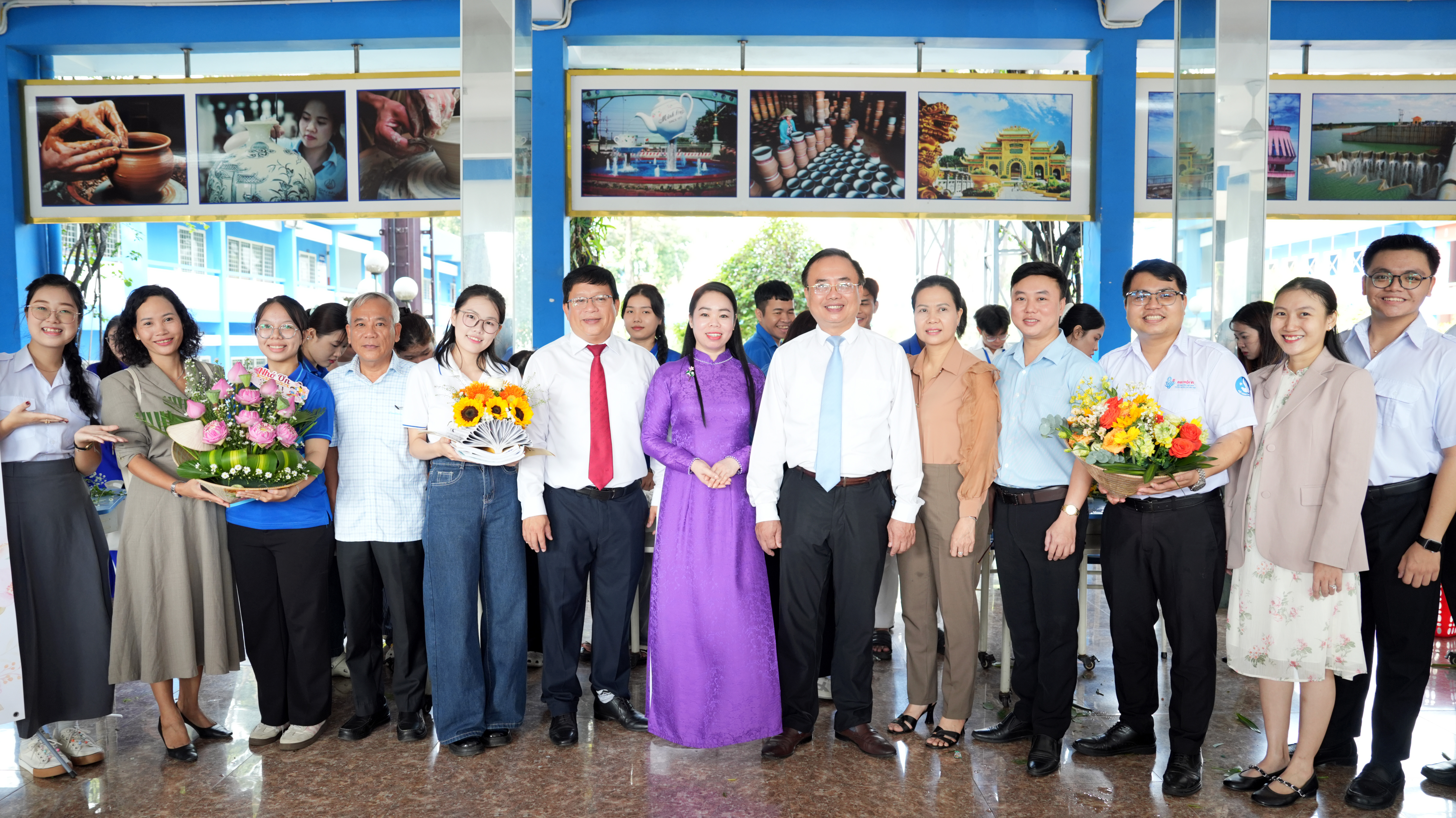 Hội thi Cắm hoa “Hương sắc tri ân”: Lan tỏa giá trị tôn sư trọng đạo trong sinh viên Trường Đại học Thủ Dầu Một