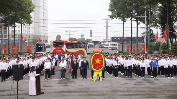 Trường Đại học Thủ Dầu Một tổ chức Lễ viếng Nghĩa trang Liệt sĩ Bình Dương nhân dịp khai giảng năm học mới