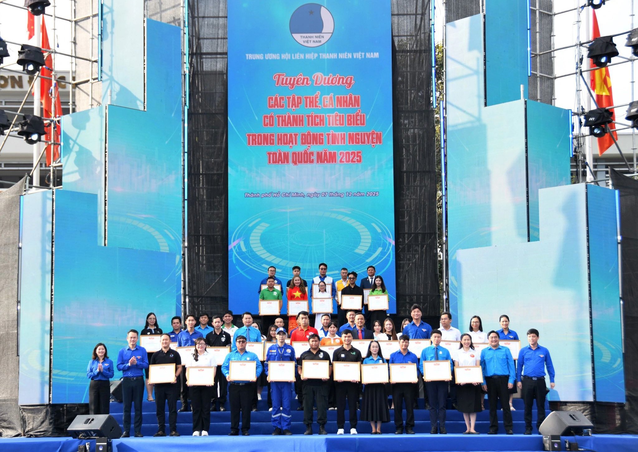 Đội Xung kích Trường Đại học Thủ Dầu Một nhận hai Bằng khen cấp Trung ương và Thành phố tại Ngày hội Thanh niên Việt Nam năm 2025