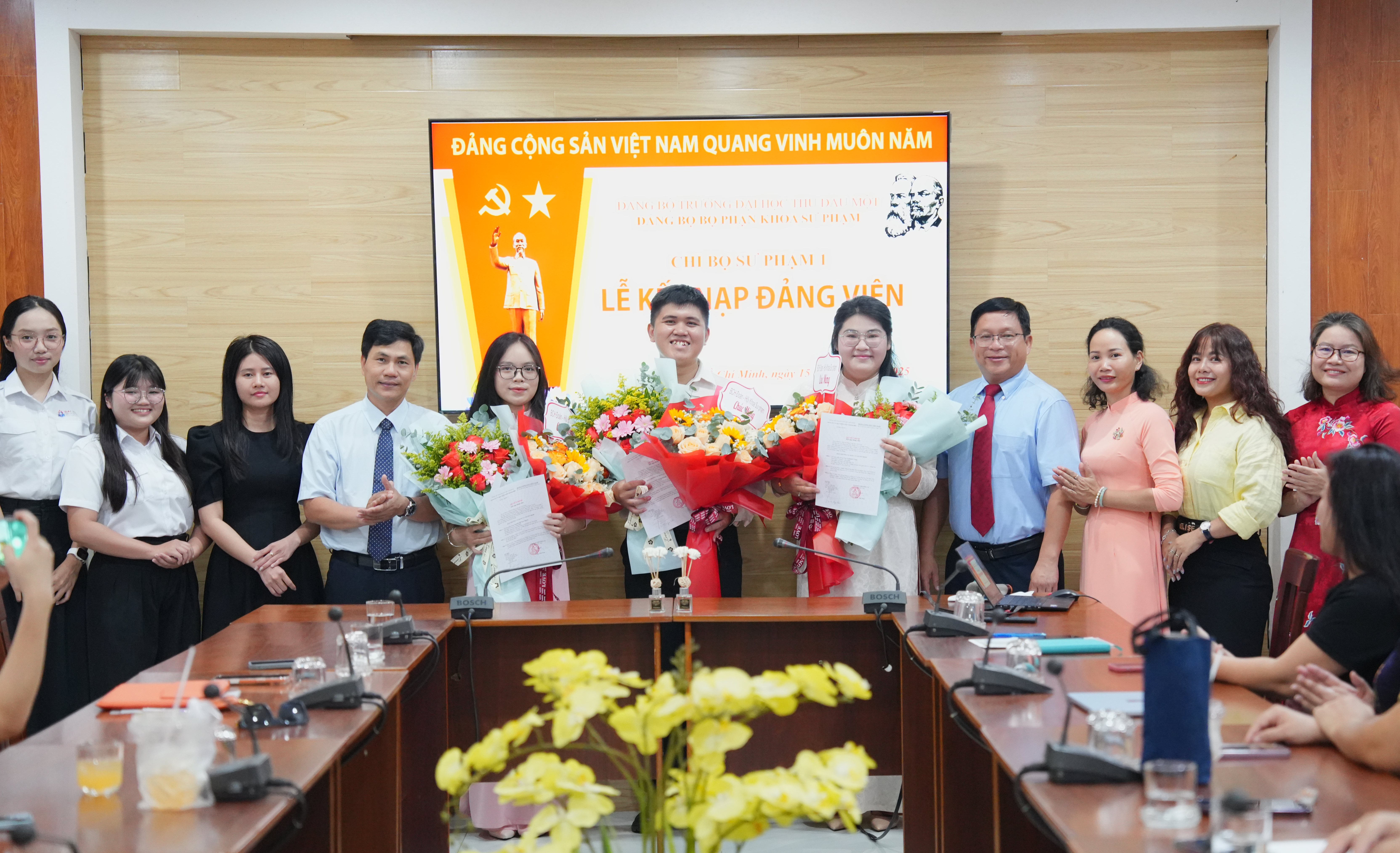 Chi bộ Sư phạm 1 kết nạp 03 sinh viên ưu tú vào Đảng Cộng sản Việt Nam