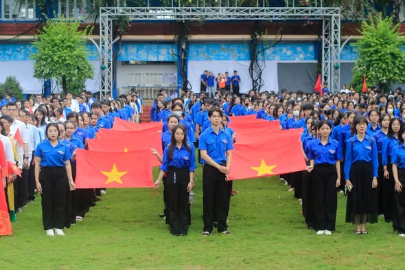 Tuổi trẻ Trường Đại học Thủ Dầu Một hưởng ứng lễ chào cờ chào mừng Đại hội đại biểu toàn quốc lần thứ XIV của Đảng