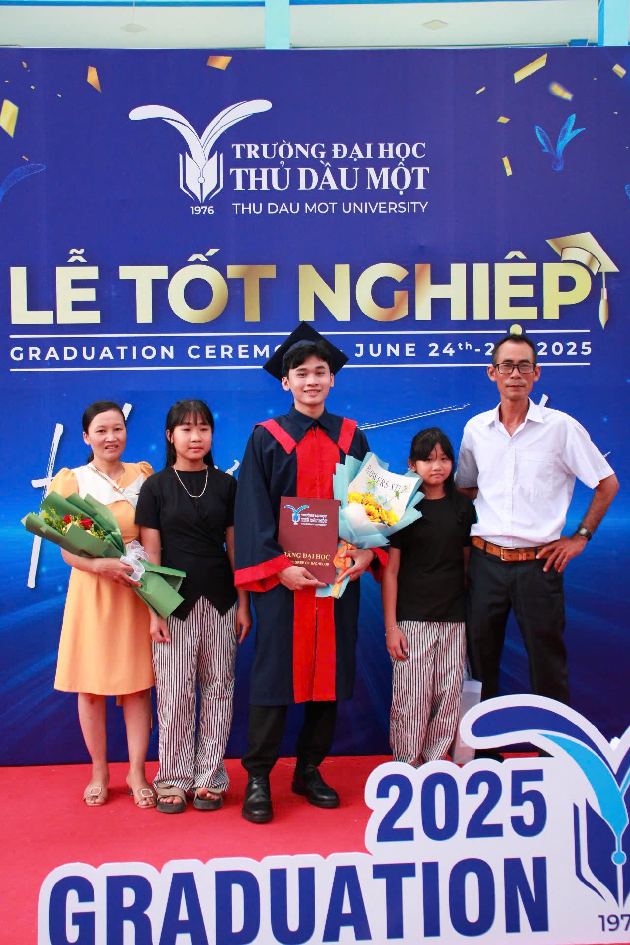 Tốt nghiệp – không chỉ là giấc mơ của con, mà còn là hành trình dài đầy âm thầm của cha mẹ. Những hy sinh, kỳ vọng lặng lẽ được gửi gắm trong từng bước chân con trên hành trình trưởng thành.