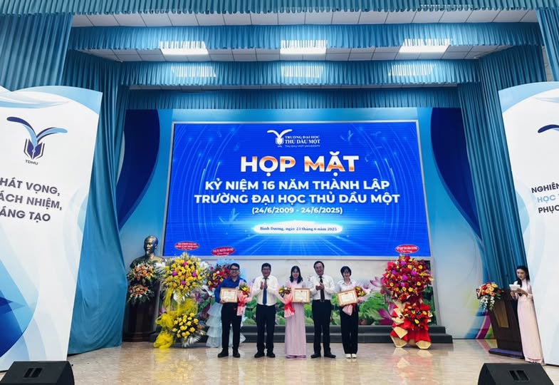 Chúc mừng tập thể Ban Chấp hành Đoàn Trường Đại học Thủ Dầu Một.