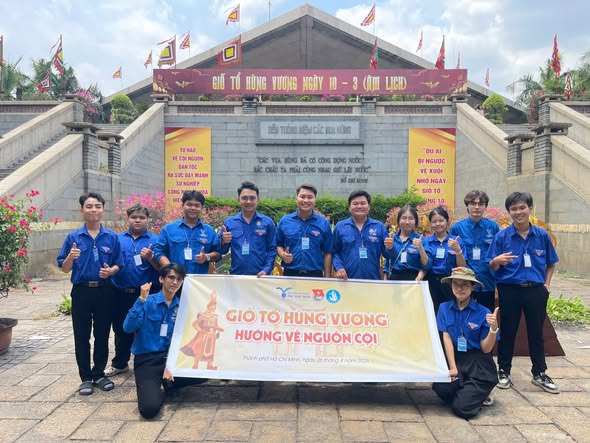Tuổi trẻ TDMU dâng hương tại Đền tưởng niệm các Vua Hùng – Hướng về nguồn cội dân tộc