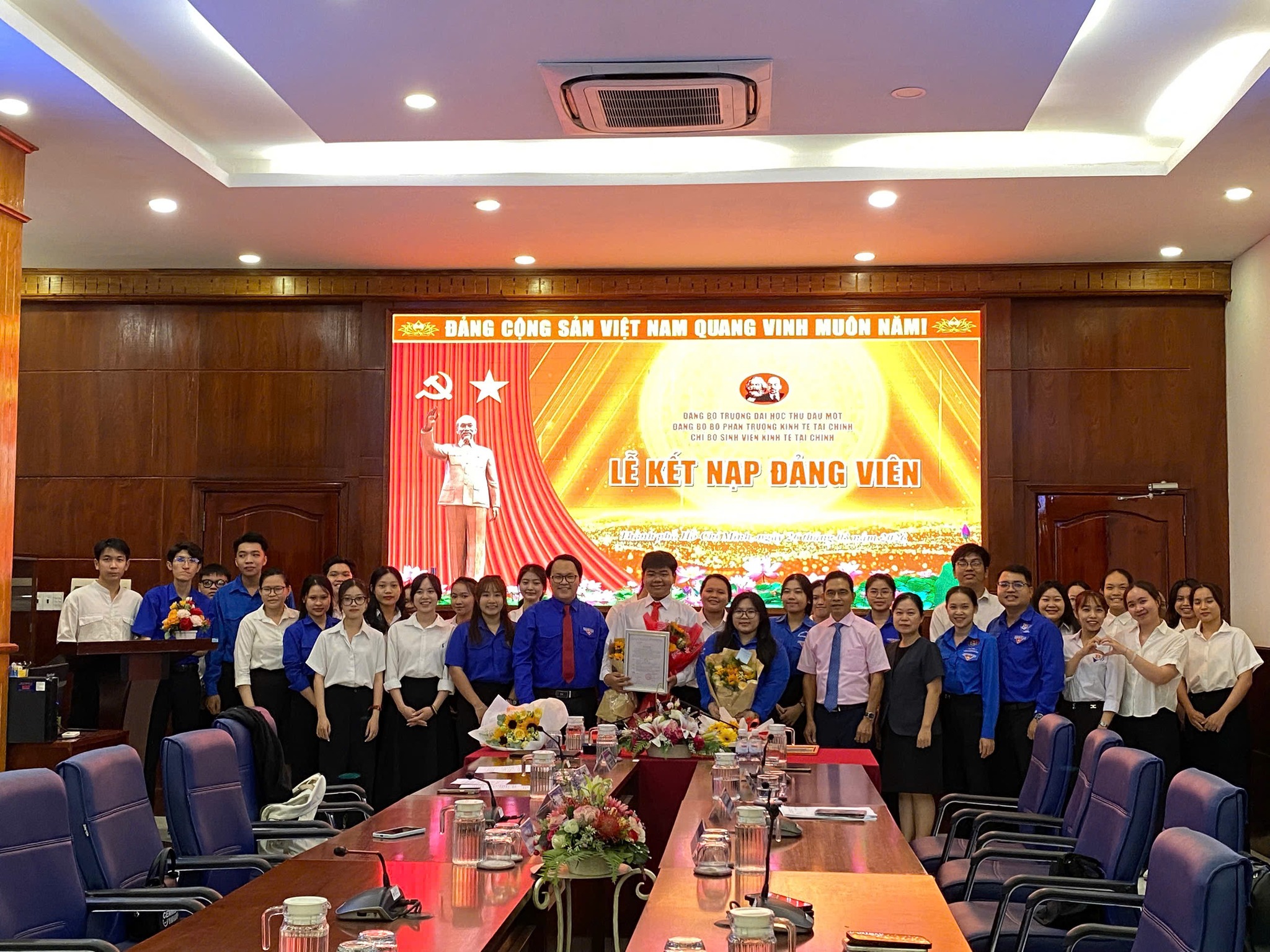 Kết nạp Đảng viên mới trong ngày kỷ niệm 95 năm thành lập Đoàn