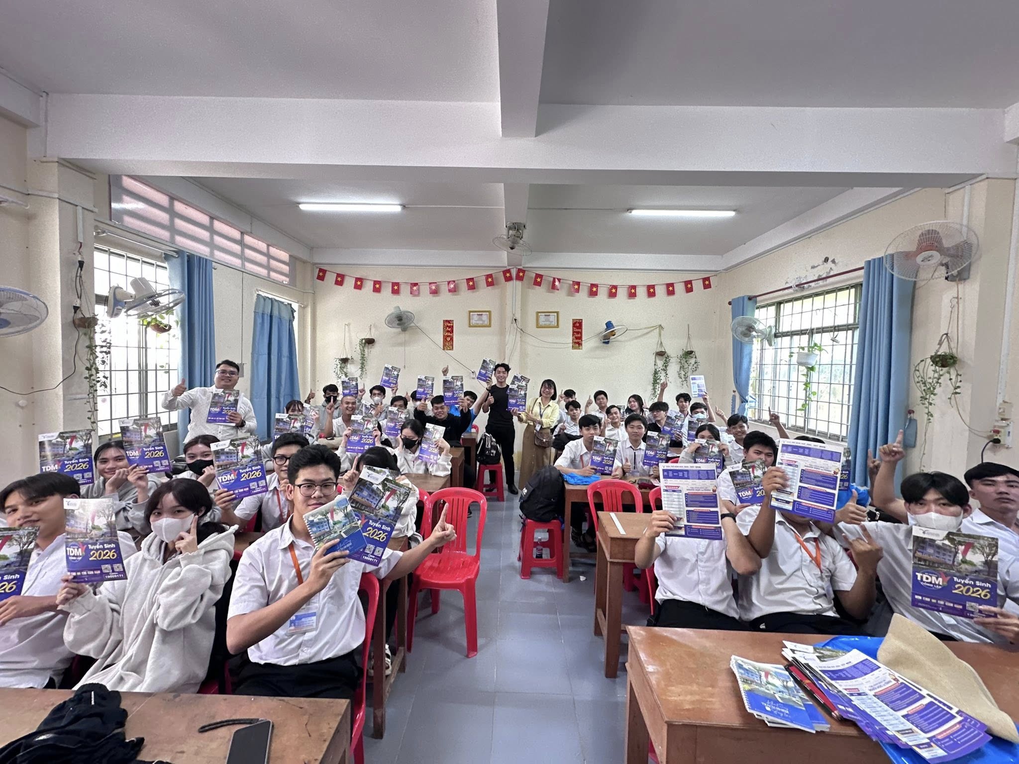 Tuổi trẻ TDMU tư vấn tuyển sinh và hướng nghiệp cho hơn 12.000 học sinh tại An Giang