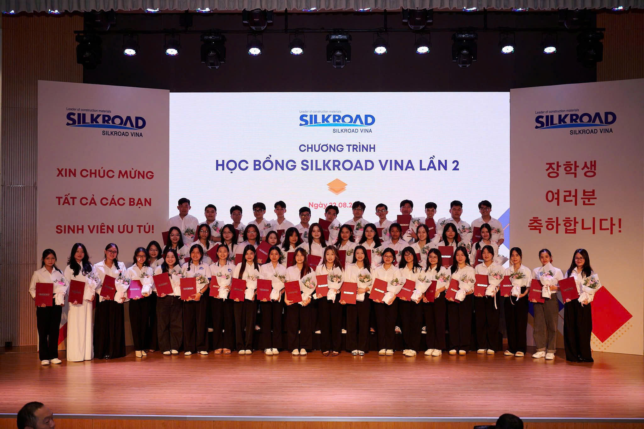 Viện Đào tạo Ngoại ngữ vinh danh 5 sinh viên xuất sắc nhận học bổng từ SILKROAD VINA
