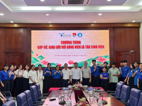 Gặp gỡ, giao lưu với các đảng viên là tân sinh viên năm 2025